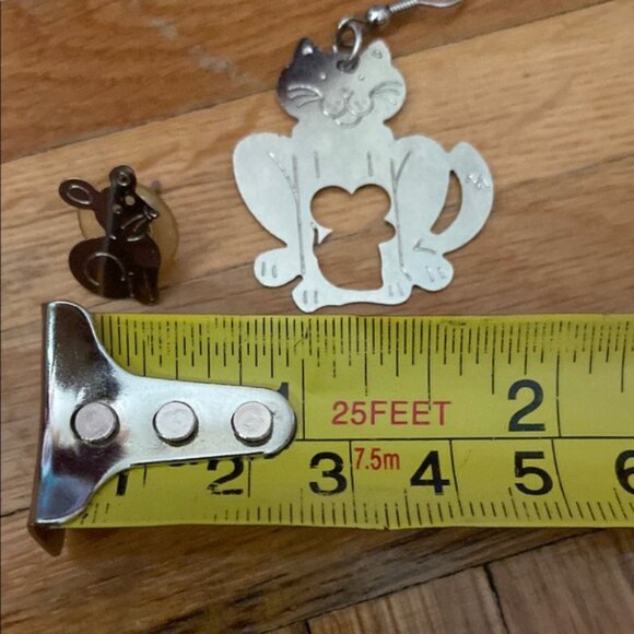 Cute cat and mouse silver colour drop earring, asymmetrical - Picture 10 of 10